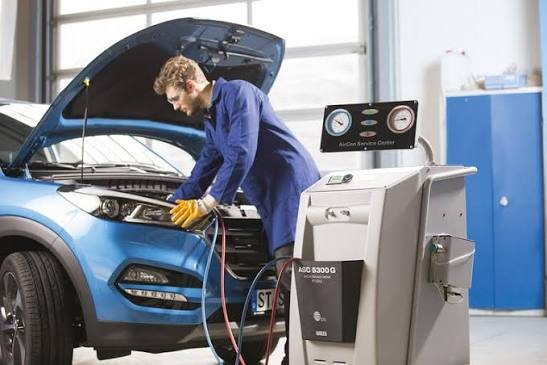 Monteur sluit een Waeco-aircoservicestation aan op een auto
