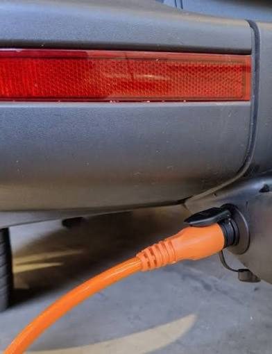 DEFA-stroomkabel aangesloten op de bumper van een auto