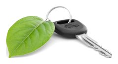 Autosleutel met blad als symbool voor zuinig rijden